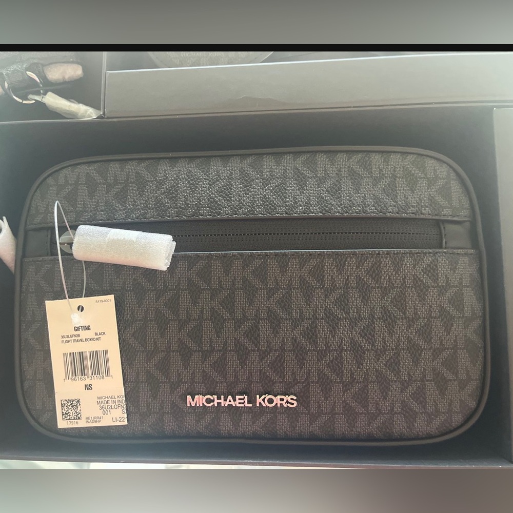 Michael Kors 3-In-1 Logo Travel Gift Set, New in Gift Box - Picture 9 of 15